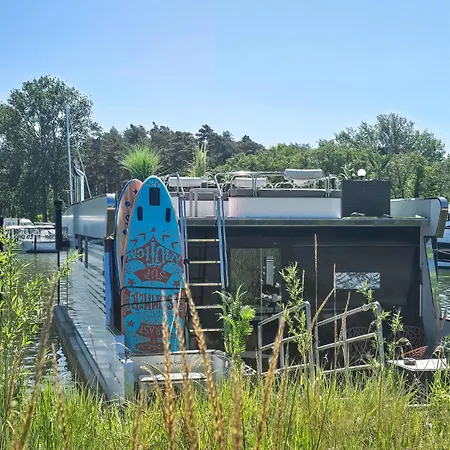 Botel Hafensuite De Luxe 4*